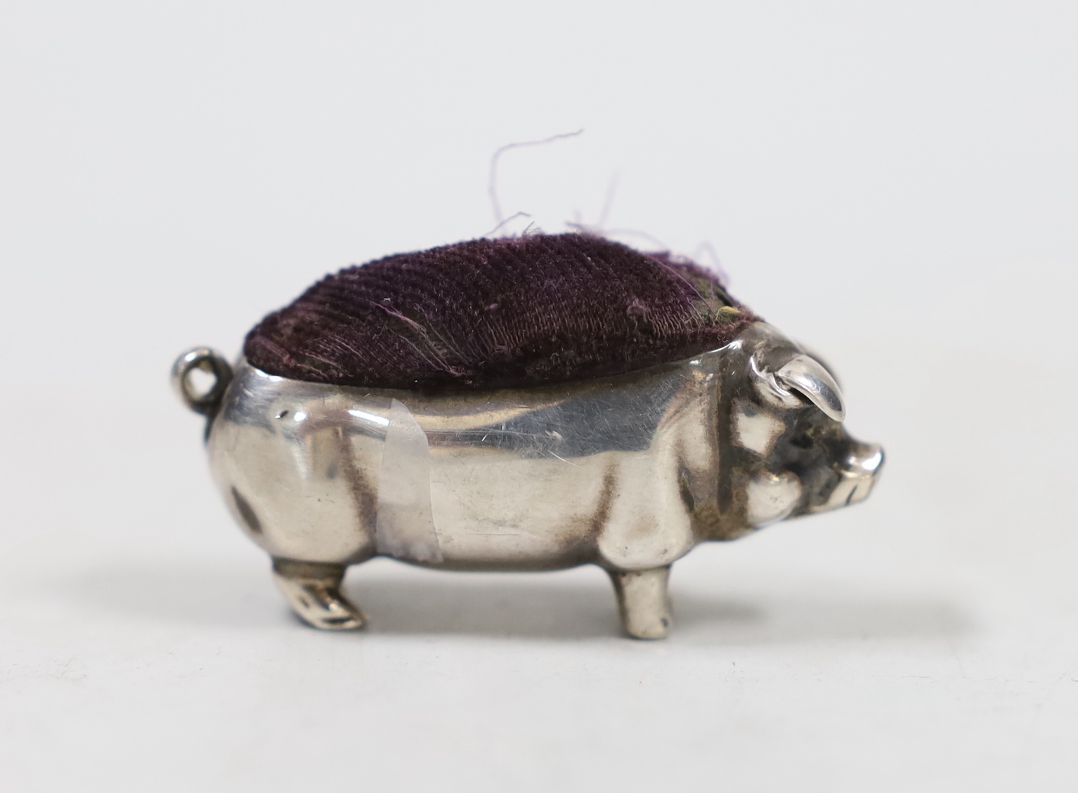 An Edwardian novelty silver pin cushion, modelled as a pig, Levy & Salaman, Birmingham, 1902, length 48mm.